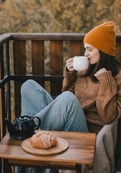 woman drinking coffee
